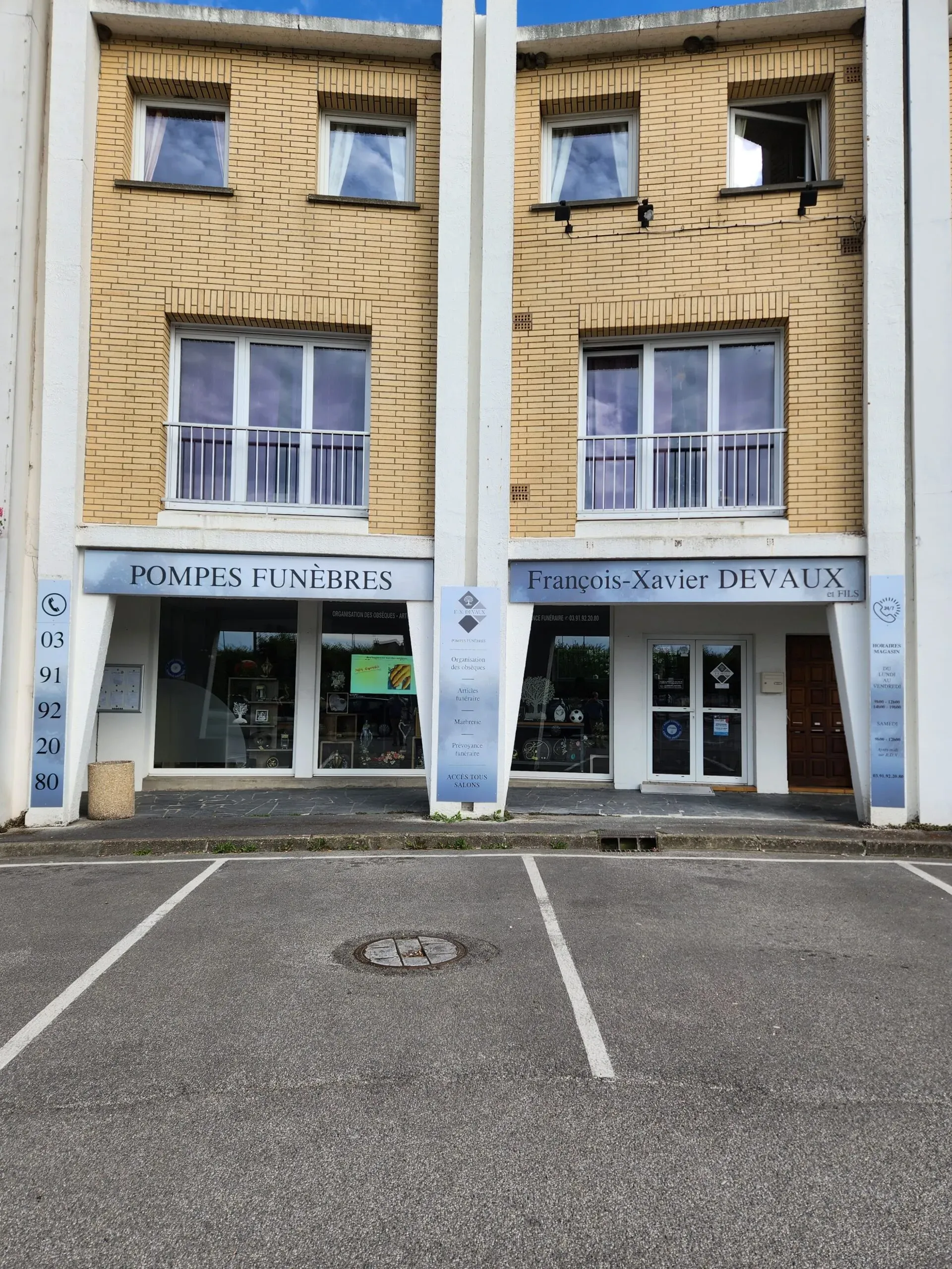 Devanture de l'agence Pompes Funèbres François-Xavier Devaux et Fils avec parking