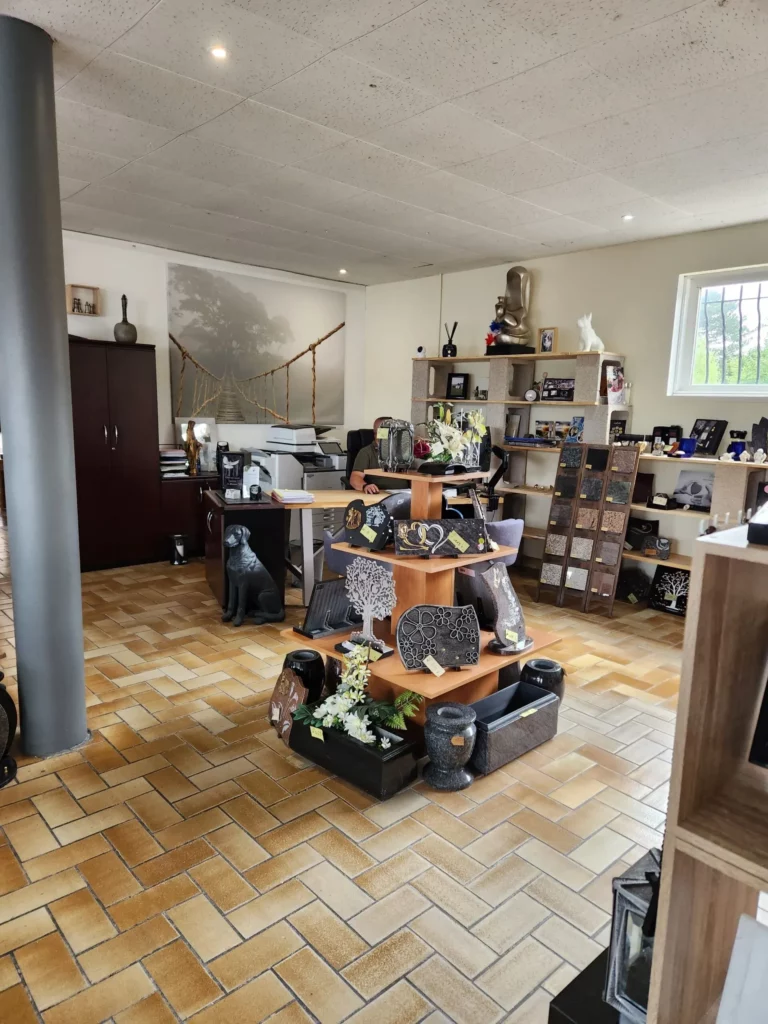 Intérieur du magasin de pompes funèbres avec exposition de plaques souvenir et échantillons