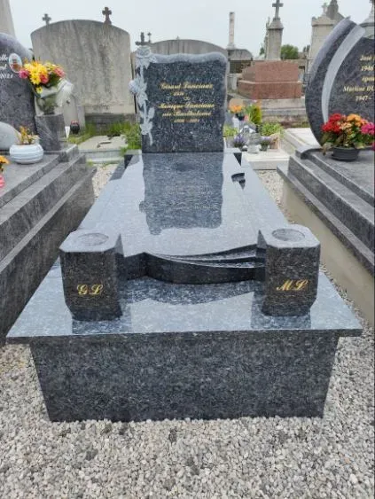 Tombe funéraire moderne en granit poli avec stèle sculptée d'une rose et des vases personnalisés