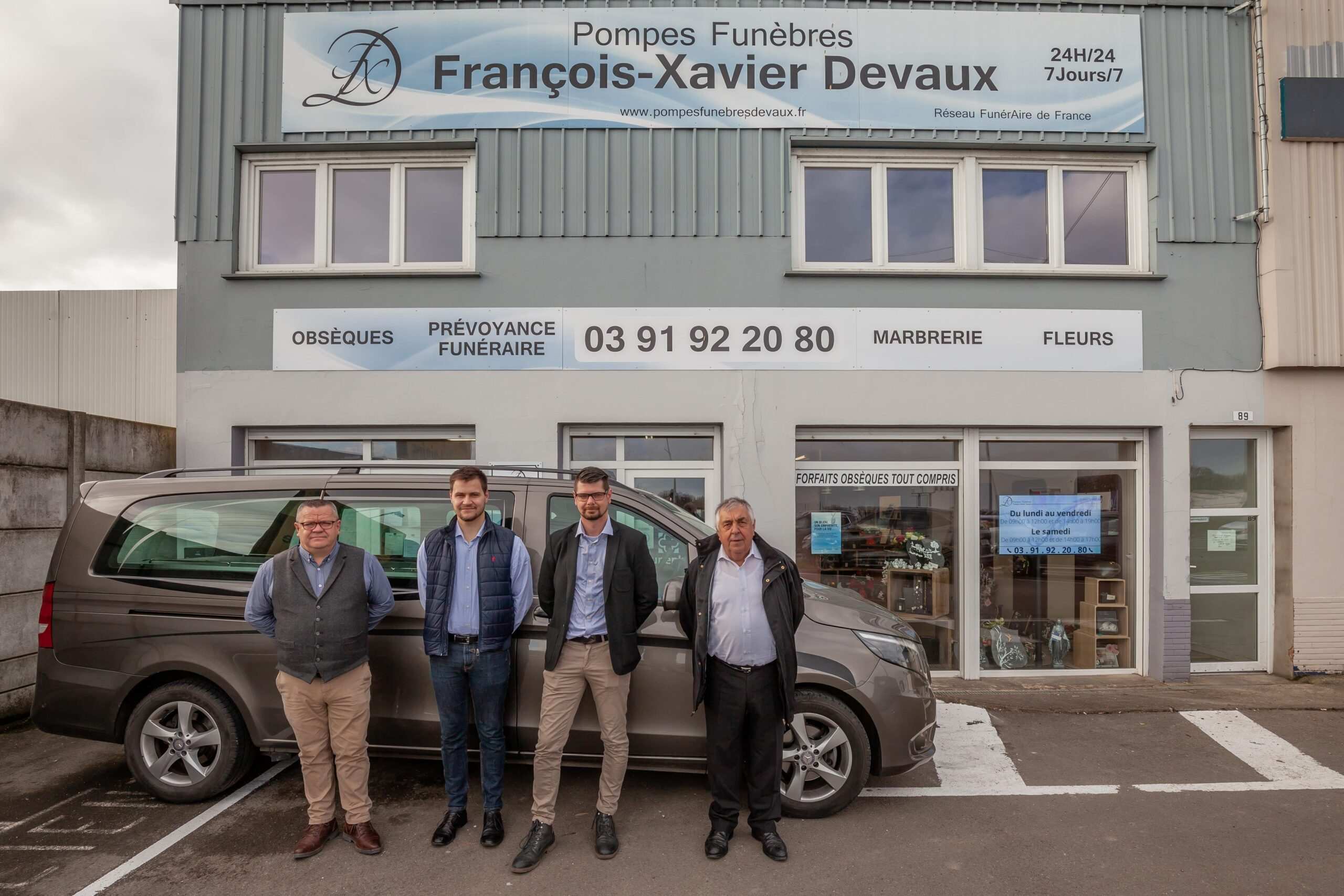 personnels devant agence