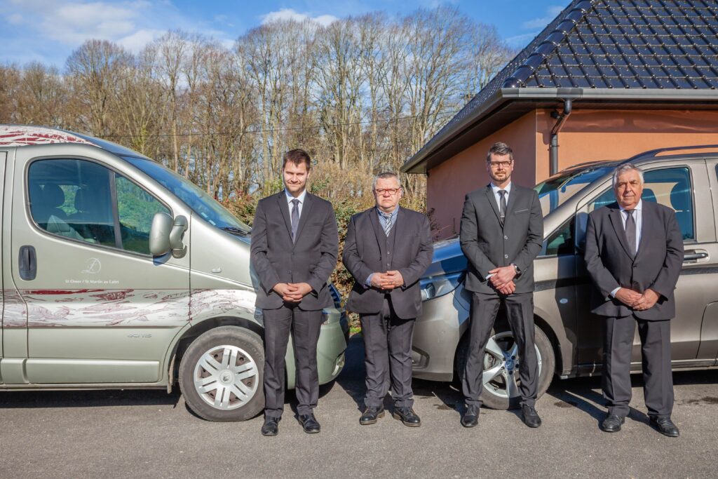 personnels devant salon funeraire
