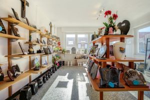 fleurs dans un vase dans un cimetiere