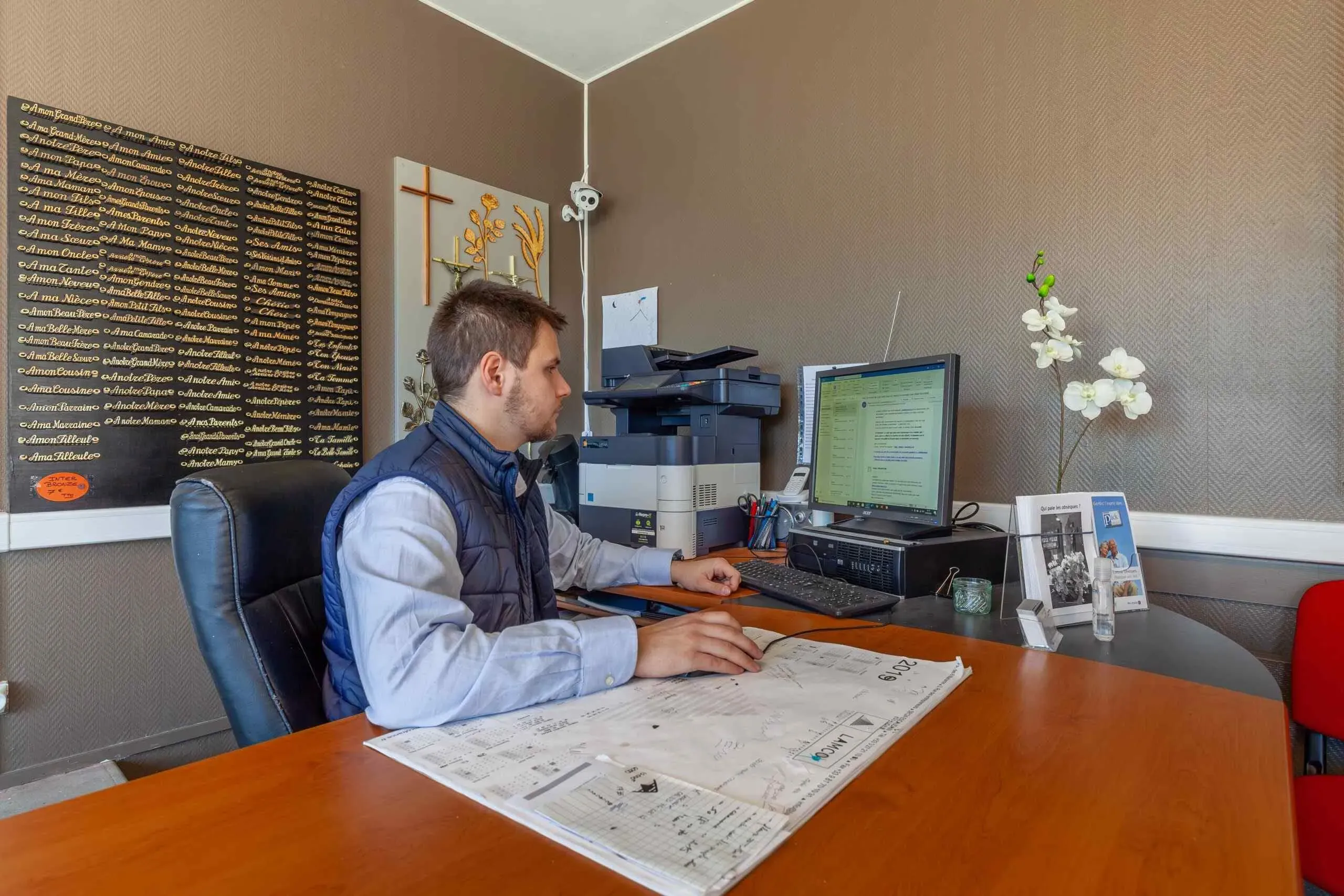 Conseiller funéraire travaillant à son bureau lors d'une consultation en agence