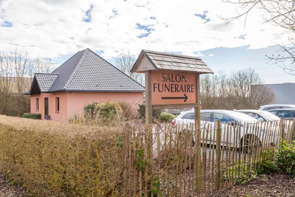 plaque indiquant salon funeraire