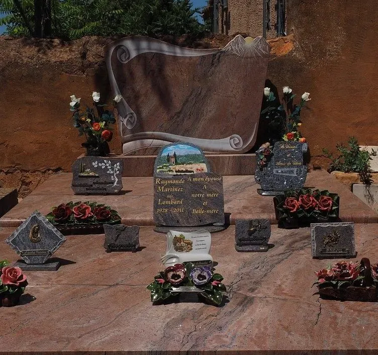 Monument funéraire personnalisé avec stèle parchemin, plaques souvenir et fleurs en céramique